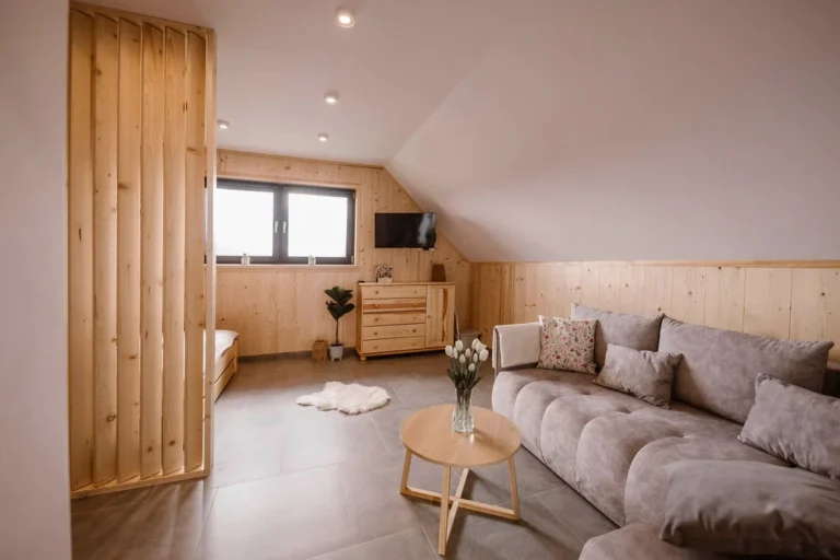 Sypialnia z telewizorem i widokiem na góry – domek do wynajęcia Szczytowisko