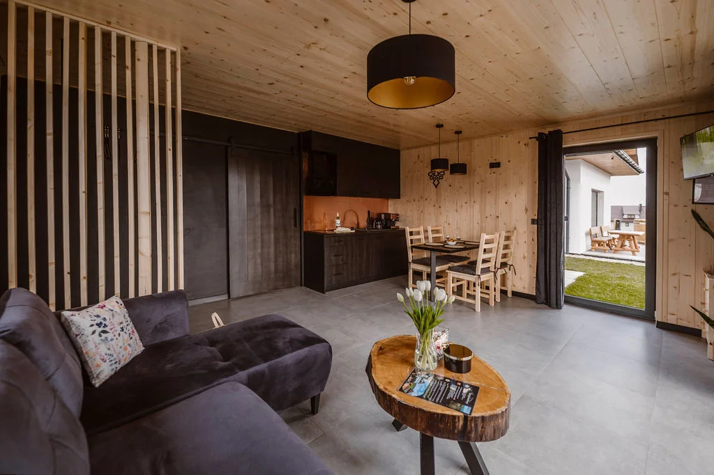 Funkcjonalna przestrzeń dzienna z kuchnią – domek w górach Szczytowisko