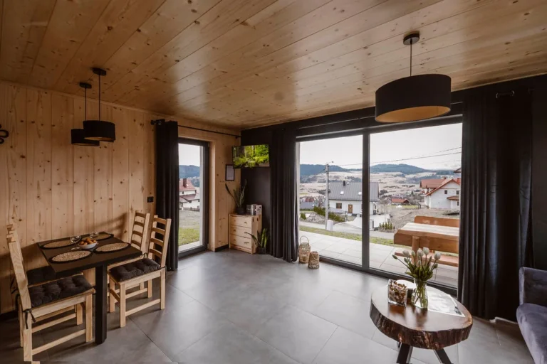 Przestronny salon z dużymi oknami – Szczytowisko domek