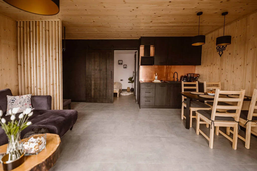 Salon z aneksem kuchennym i jadalnią – domek w górach Szczytowisko