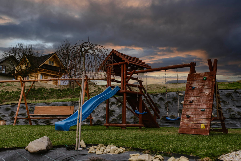Drewniany plac zabaw z huśtawką i zjeżdżalnią – domek w Szczytowisk