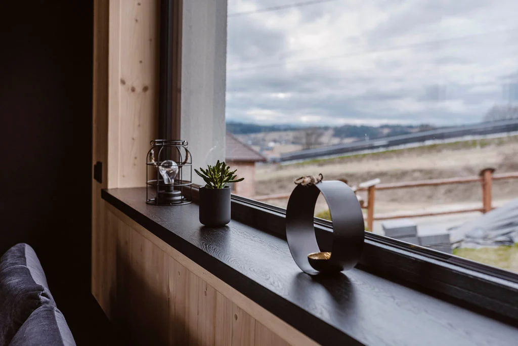 Stylowe dekoracje na parapecie z widokiem na góry – domek w Szczytowisku